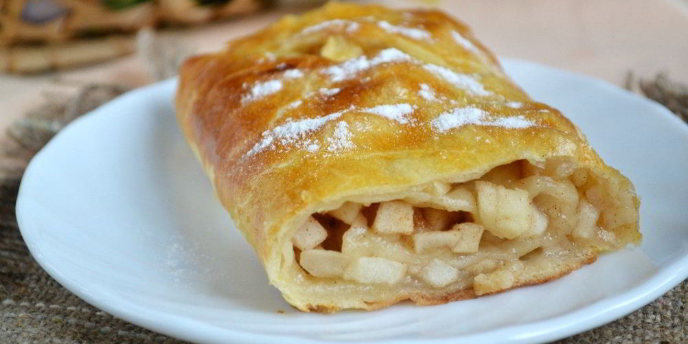 Рецепт яблочного штруделя из слоеного теста