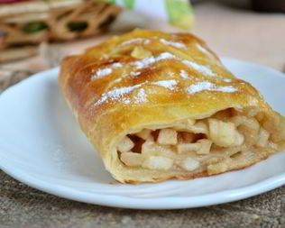 Яблочный штрудель из слоеного теста