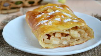 Яблочный штрудель из слоеного теста