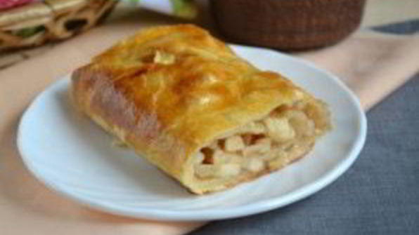 яблочный штрудель из слоеного теста