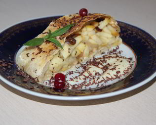 Яблочный штрудель из вытяжного теста