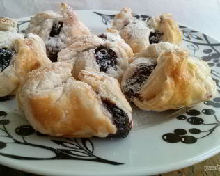 Слойки с черникой