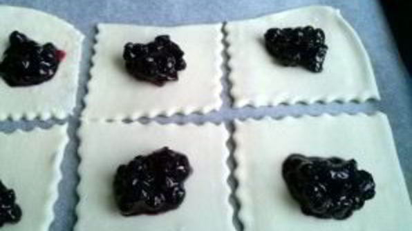 слойки с черникой