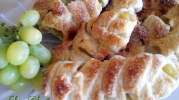 слойки с виноградом