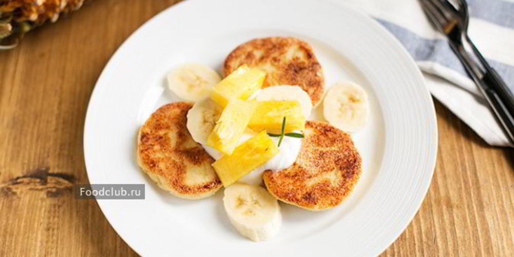 Рецепт банановых сырников с ананасами