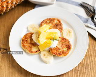 Банановые сырники с ананасами
