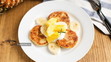 Банановые сырники с ананасами