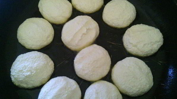 нежные сырники с ванилью, томленные в сливочном соусе