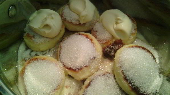 нежные сырники с ванилью, томленные в сливочном соусе