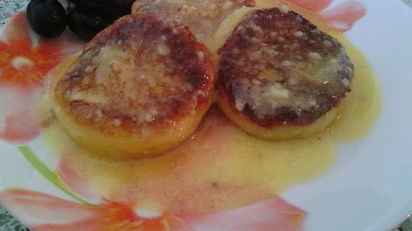 нежные сырники с ванилью, томленные в сливочном соусе