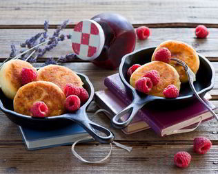 Пышные сырники с малиной в мультиварке