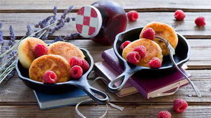 Пышные сырники с малиной в мультиварке