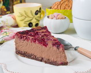 Шоколадный творожник с малиной