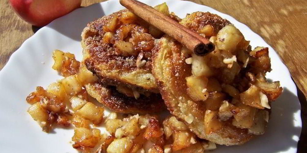 Рецепт сырников под яблочным чатни с орехами