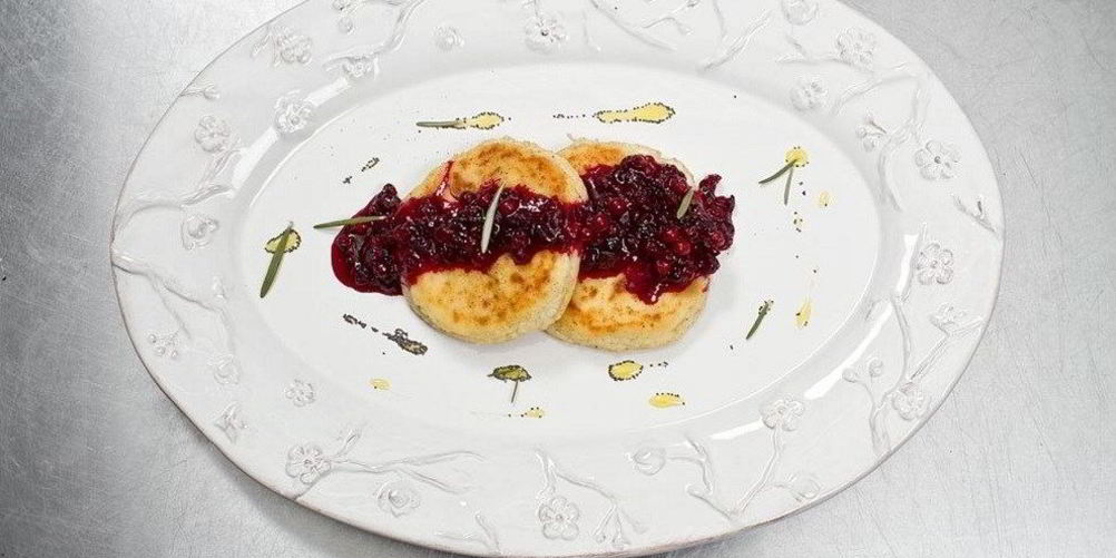 Рецепт сырников с бруснично-розмариновым вареньем