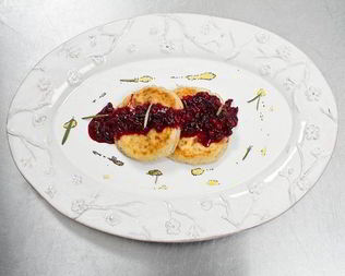 Сырники с бруснично-розмариновым вареньем