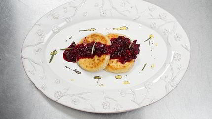 Сырники с бруснично-розмариновым вареньем