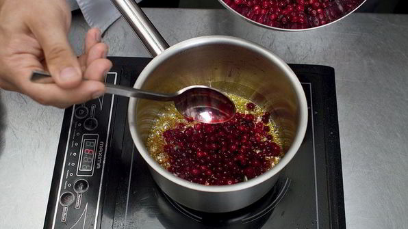 сырники с бруснично-розмариновым вареньем