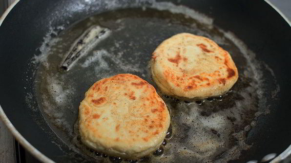 сырники с бруснично-розмариновым вареньем