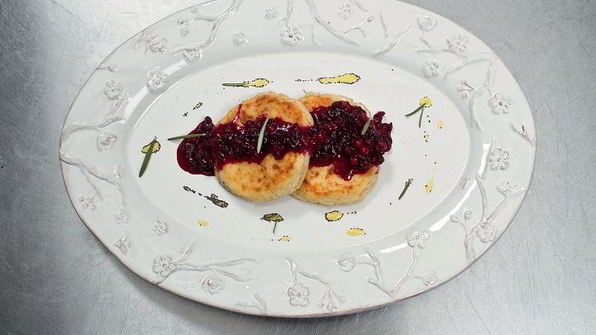 сырники с бруснично-розмариновым вареньем