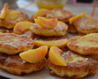 Сырники с персиками