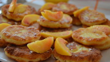 Сырники с персиками