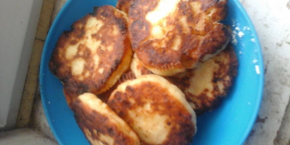 Рецепт сырников с яблоком, ванилью и корицей на сковороде