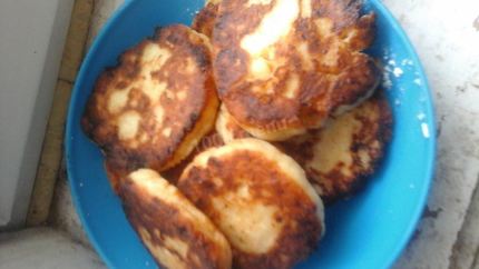 Сырники с яблоком, ванилью и корицей на сковороде