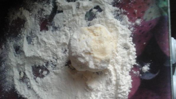 сырники с яблоком, ванилью и корицей на сковороде