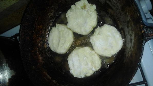 сырники с яблоком, ванилью и корицей на сковороде