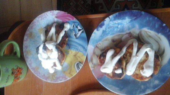 сырники с яблоком, ванилью и корицей на сковороде