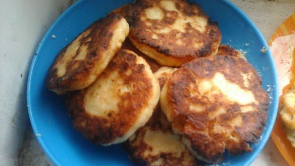 сырники с яблоком, ванилью и корицей на сковороде