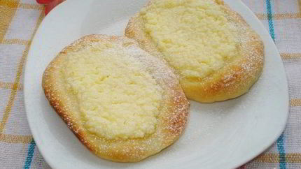 Дрожжевое тесто с творогом в духовке