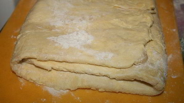 хрустящие корзинки с курицей из домашнего слоеного теста