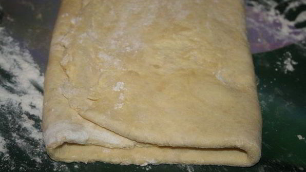 хрустящие корзинки с курицей из домашнего слоеного теста