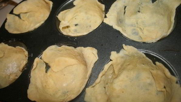 хрустящие корзинки с курицей из домашнего слоеного теста