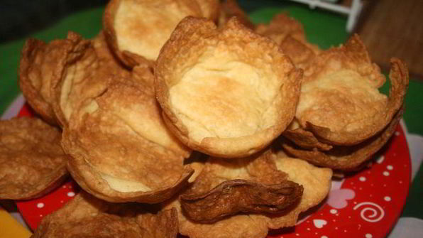 хрустящие корзинки с курицей из домашнего слоеного теста