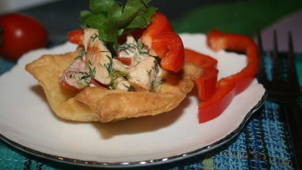 хрустящие корзинки с курицей из домашнего слоеного теста
