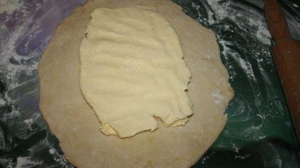 хрустящие корзинки с курицей из домашнего слоеного теста