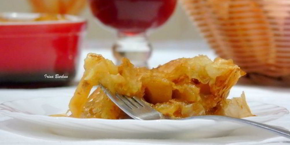 Рецепт яблочно-карамельного пирог с тестом фило