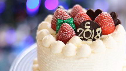 Бисквитный торт с фруктами и взбитыми сливками