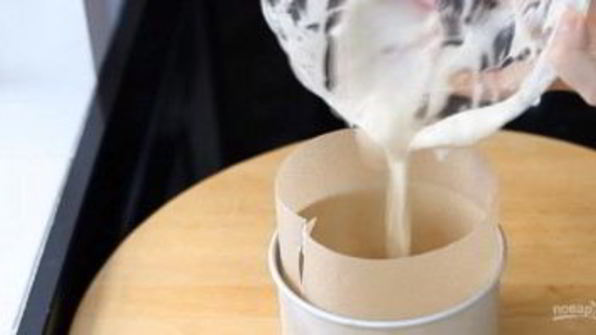 бисквитный торт с фруктами и взбитыми сливками