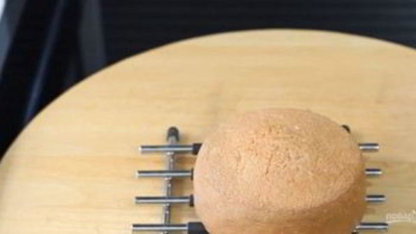 бисквитный торт с фруктами и взбитыми сливками