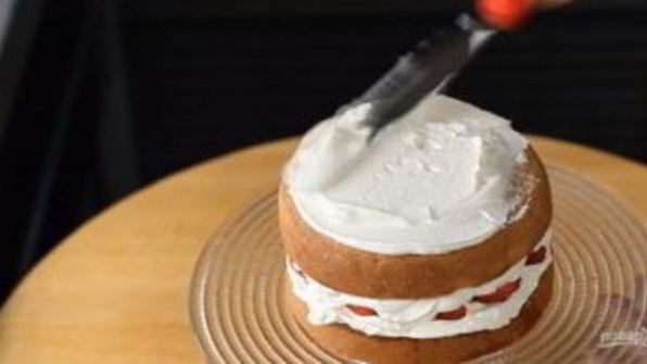 бисквитный торт с фруктами и взбитыми сливками