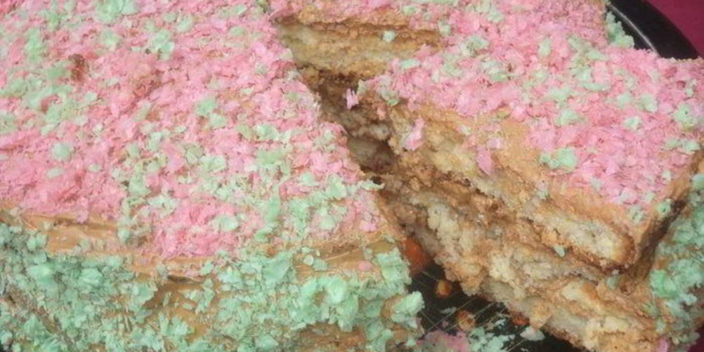 Рецепт бисквитного торта с кремом из халвы и вафельной посыпкой