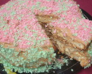 Бисквитный торт с кремом из халвы и вафельной посыпкой