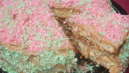 Бисквитный торт с кремом из халвы и вафельной посыпкой