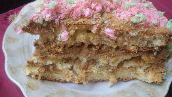 бисквитный торт с кремом из халвы и вафельной посыпкой