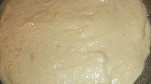 бисквитный торт с кремом из халвы и вафельной посыпкой