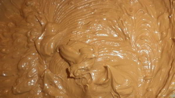 бисквитный торт с кремом из халвы и вафельной посыпкой